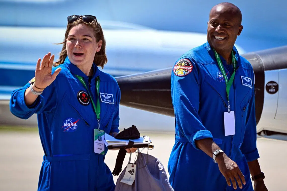 Astronaut Jenni Gibbons di ruang kontrol NASA, mendukung Artemis II